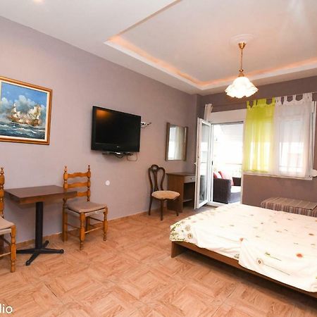 Menios Apartments And Studios Nea Kallikrateia Exteriör bild