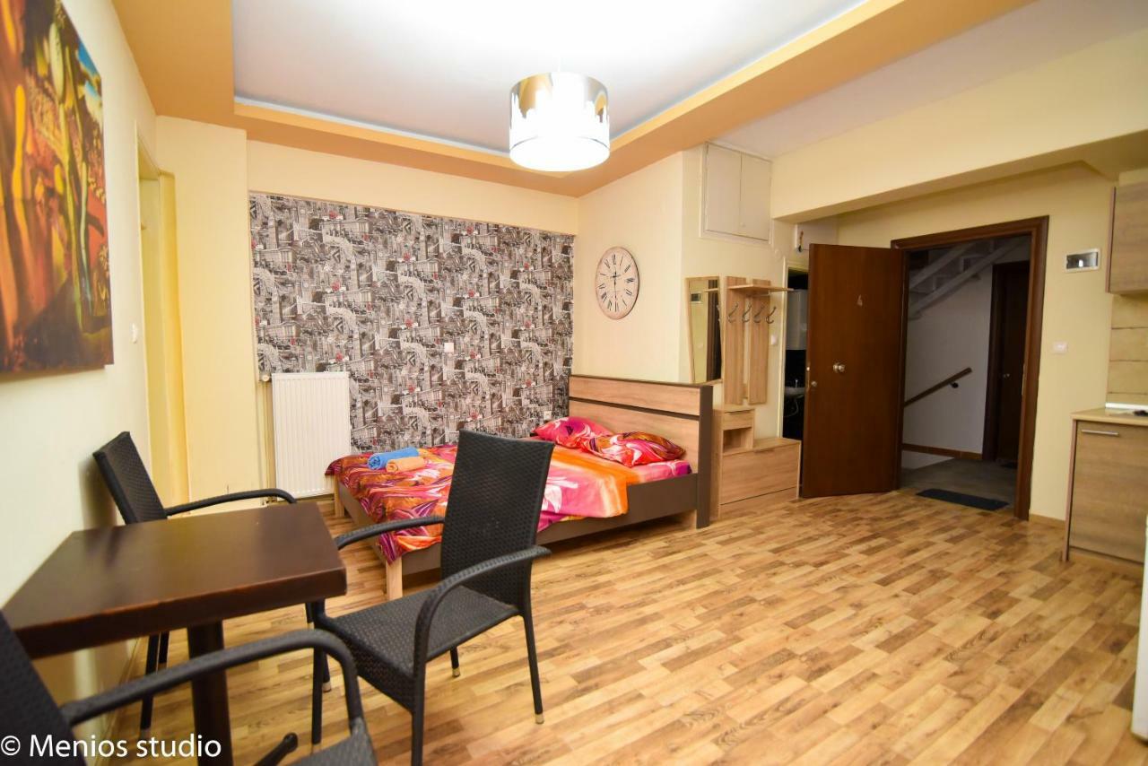 Menios Apartments And Studios Nea Kallikrateia Exteriör bild